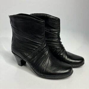 Cobb Hill black leather ankle boots size 6